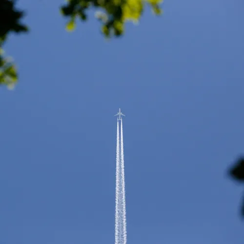 Pourquoi certains avions émettent-ils des traînées blanches et...