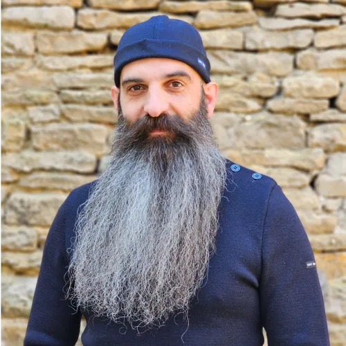 Loïc Papillon, champion international de barbe vise le titre mondial
