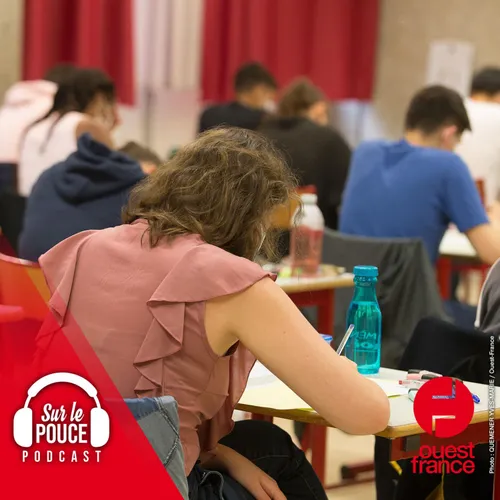 15 juin 2023 -  Un professeur améliore des copies d’élèves lors...