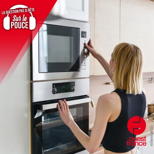 Est-il dangereux de rester trop près d'un four à micro-ondes ?