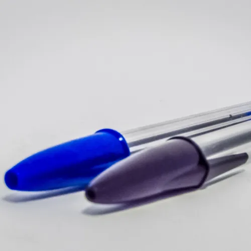 Pourquoi les stylos Bic ont-ils un trou ?