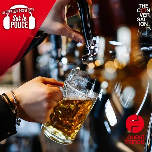 Pourquoi la bière mousse moins quand on penche le verre ?