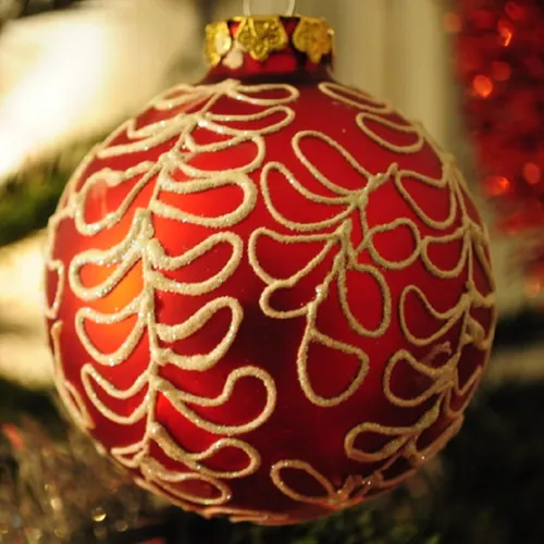 Au fait, pourquoi des boules de Noël dans notre sapin ?