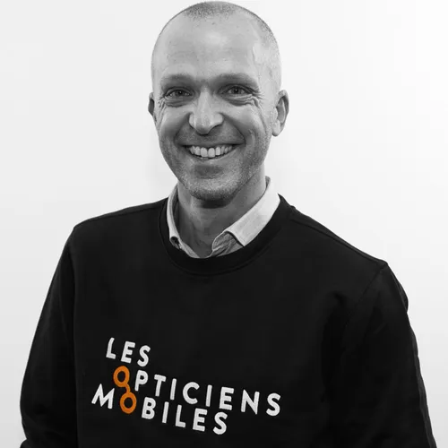 Opticien mobile, David se déplace à domicile pour rompre l'isolement