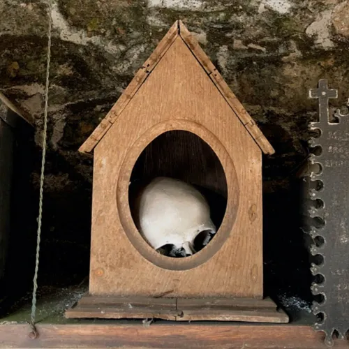 Les « Boîtes à crânes » : connaissez vous ce rite macabre et...
