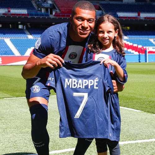 La jeune Bretonne, Camille rencontre Kylian Mbappé