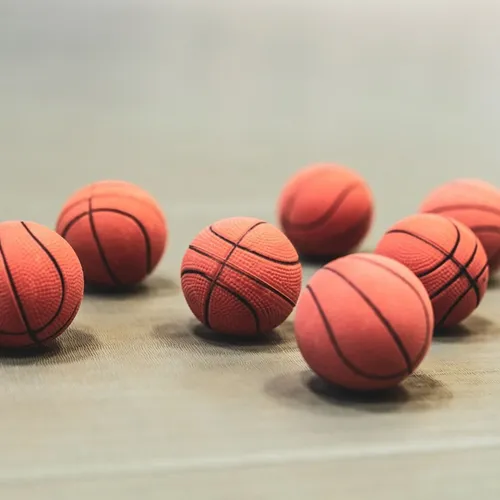 Pourquoi les ballons de basket sont-ils orange ?