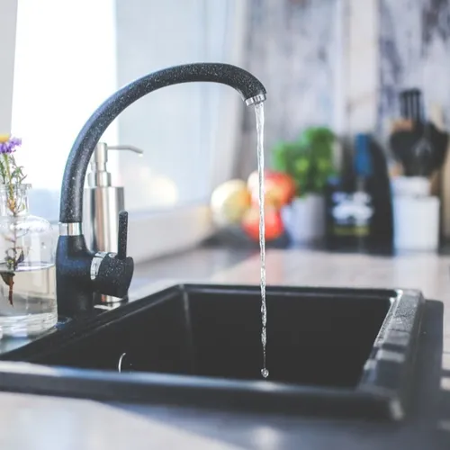 Peut-on boire l'eau chaude du robinet ?