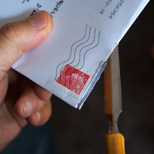 Pourquoi les timbres sont-ils dentelés ?