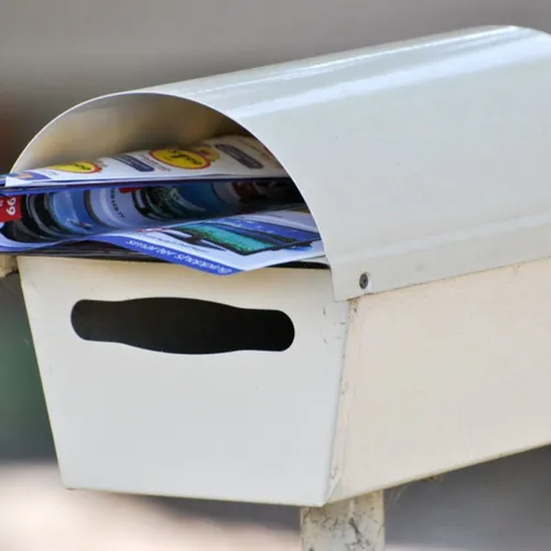 Attention aux feuilles blanches dans la boîte aux lettres !