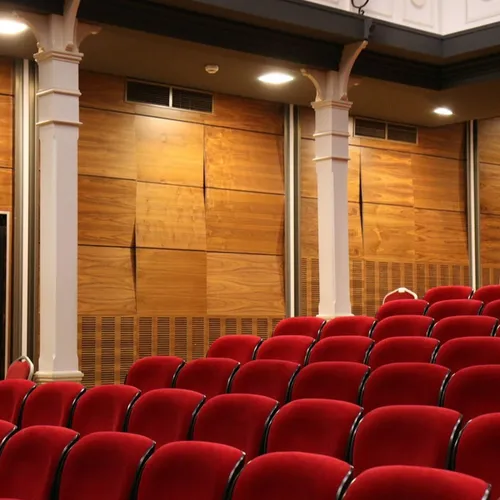 Pourquoi les fauteuils sont-ils rouges dans les salles de ciné ?