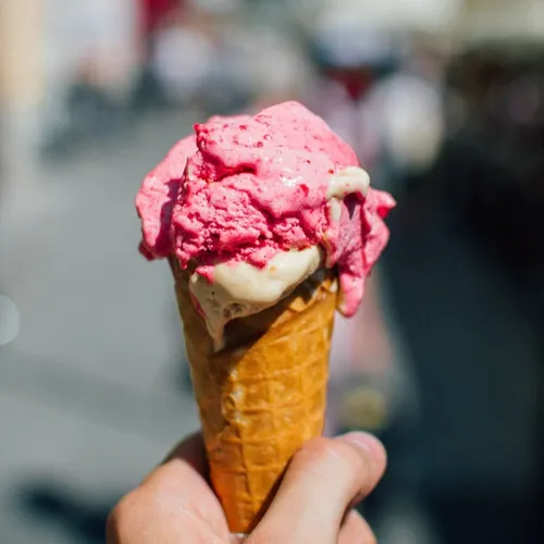 Pourquoi y a-t-il du chocolat au fond des cônes de glace ?