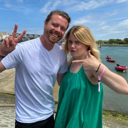 ZAHO DE SAGAZAN EN INTERVIEW SUR HIT WEST AUX FRANCOFOLIES DE LA...