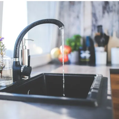 Pourquoi l'eau du robinet a parfois un goût particulier ?