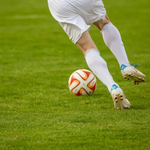 Pourquoi certains joueurs de foot font des trous dans leurs...