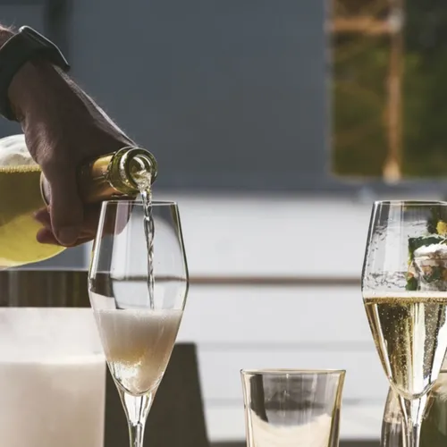 Une cuillère dans le goulot de la bouteille conserve-t-elle les...