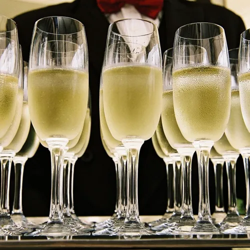 Pourquoi les bulles de champagne remontent-elles à la verticale...