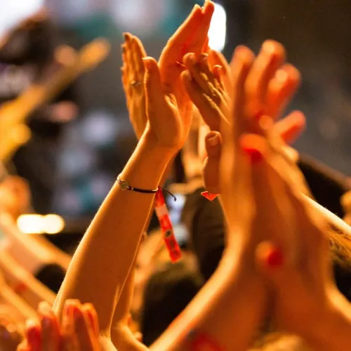 D'où vient la tradition des applaudissements ?