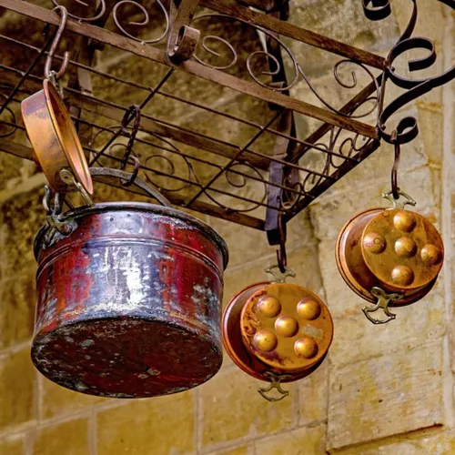 D'où vient l’expression « chanter comme une casserole » ?