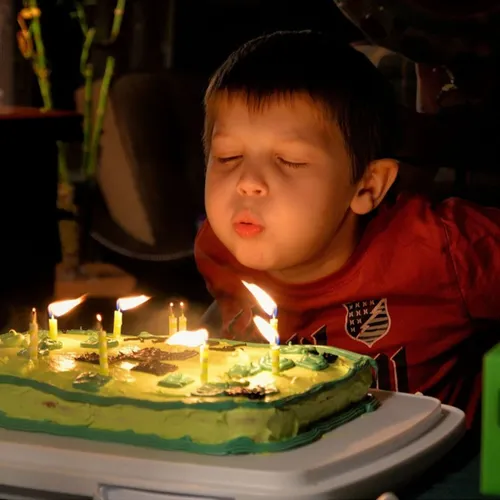 Pourquoi souffle-t-on des bougies à un anniversaire ?