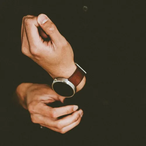 Pourquoi porte-t-on la montre au poignet gauche ?