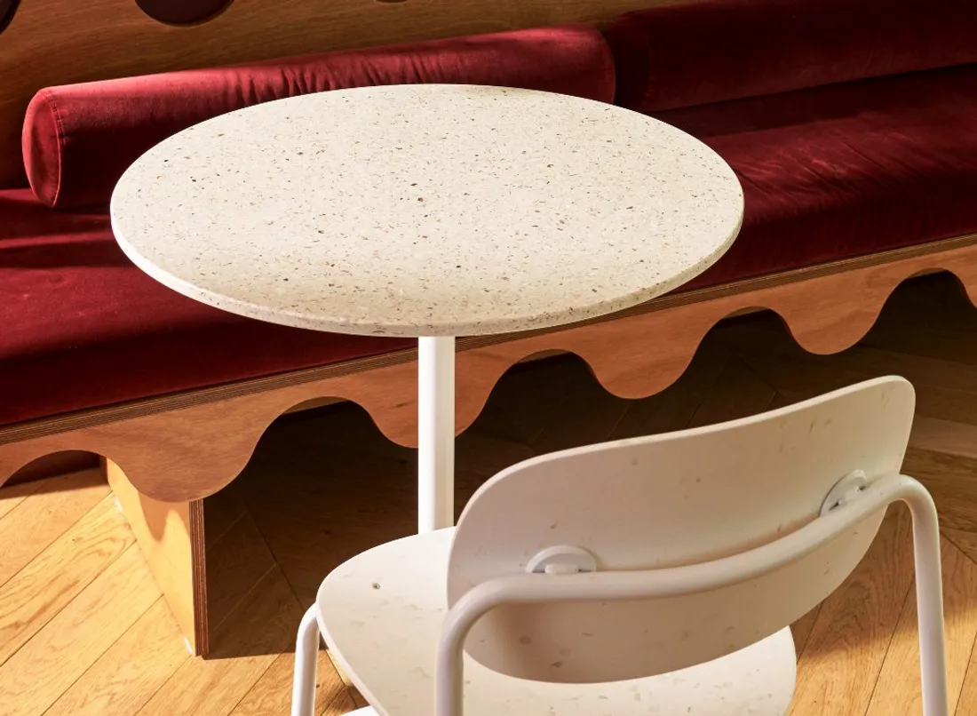 Le mat&eacute;riau produit par Ostrea peut &ecirc;tre utilis&eacute; dans la cr&eacute;ation de table. 