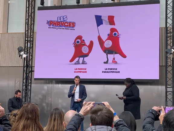 Lot De 2 Mascottes Les Phryges Des JO Paris 2024 - Résine 16 Cm - Doudou Et Compagnie