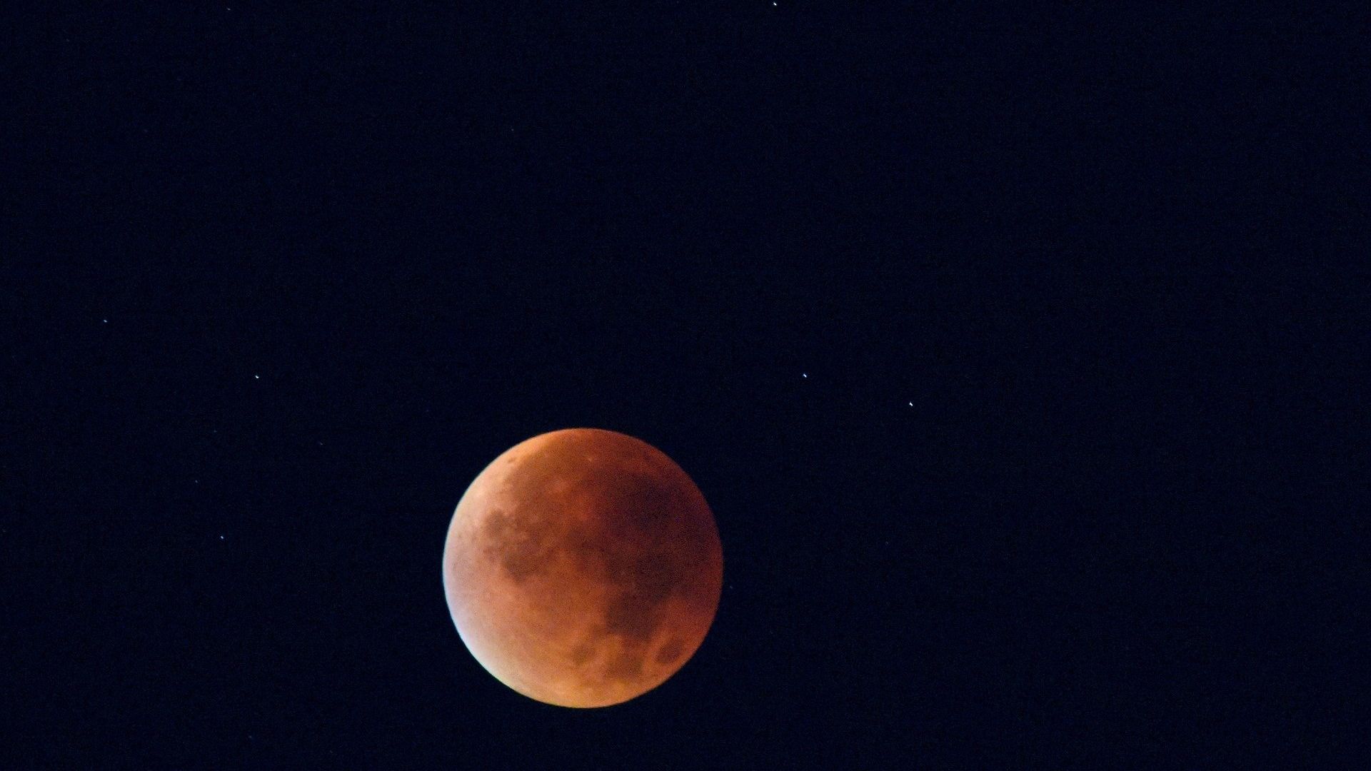 Une lune rouge sera visible prochainement dans le ciel français - VIBRATION