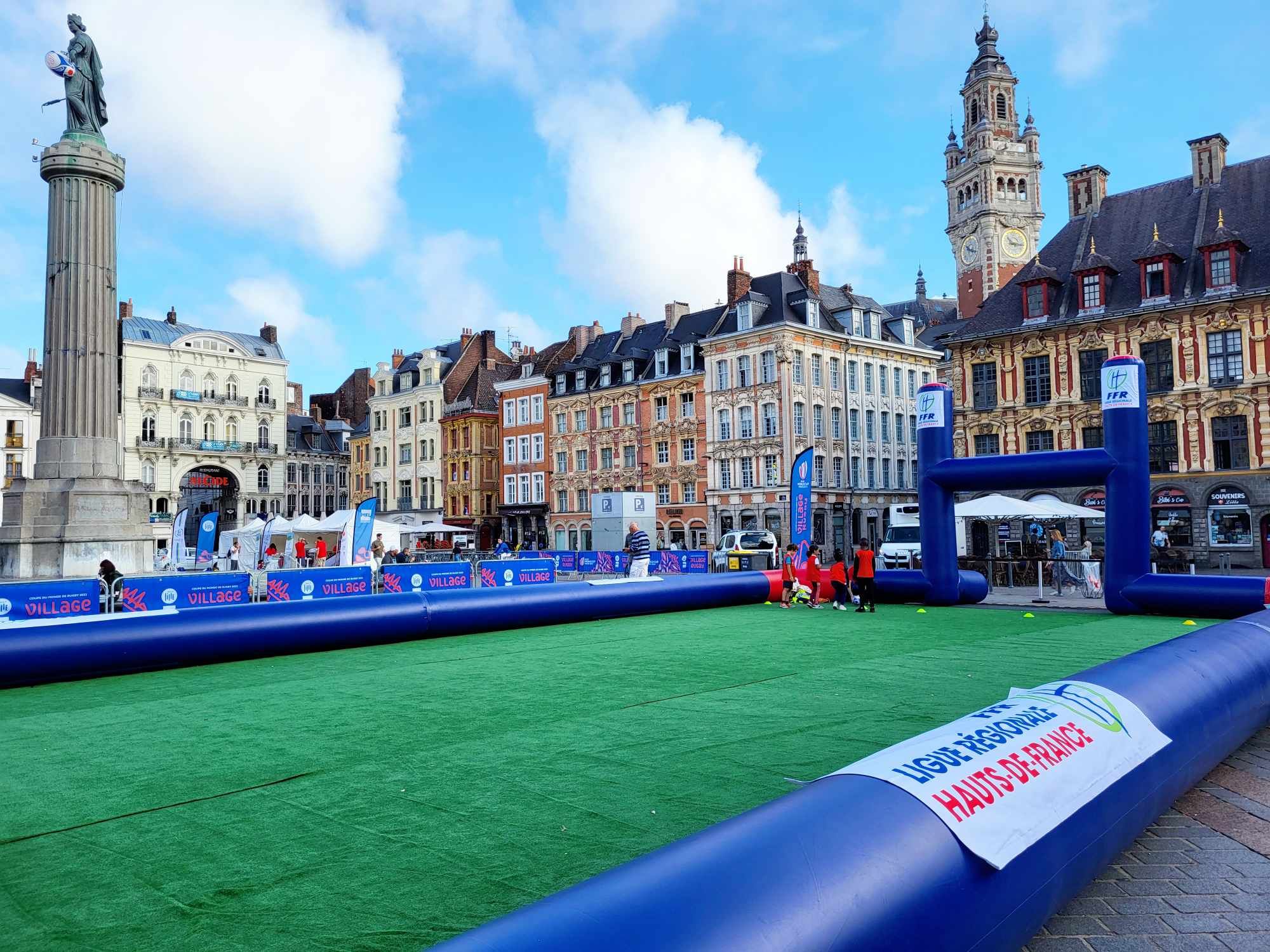 Le village rugby est installé sur la Grand-Place de Lille
