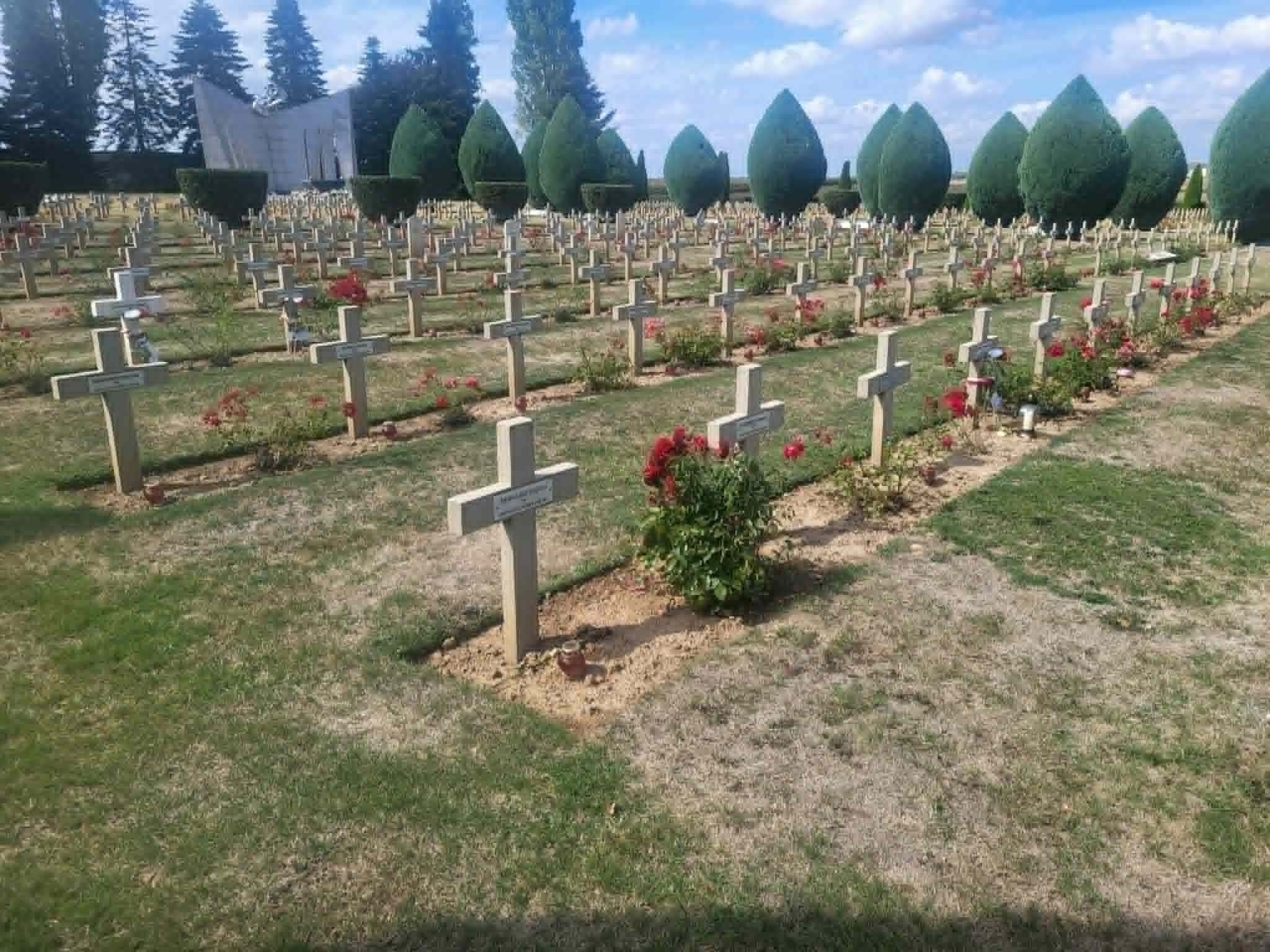 Sur les pas des libérateurs : une visite guidée des cimetières militaires au sud de Caen