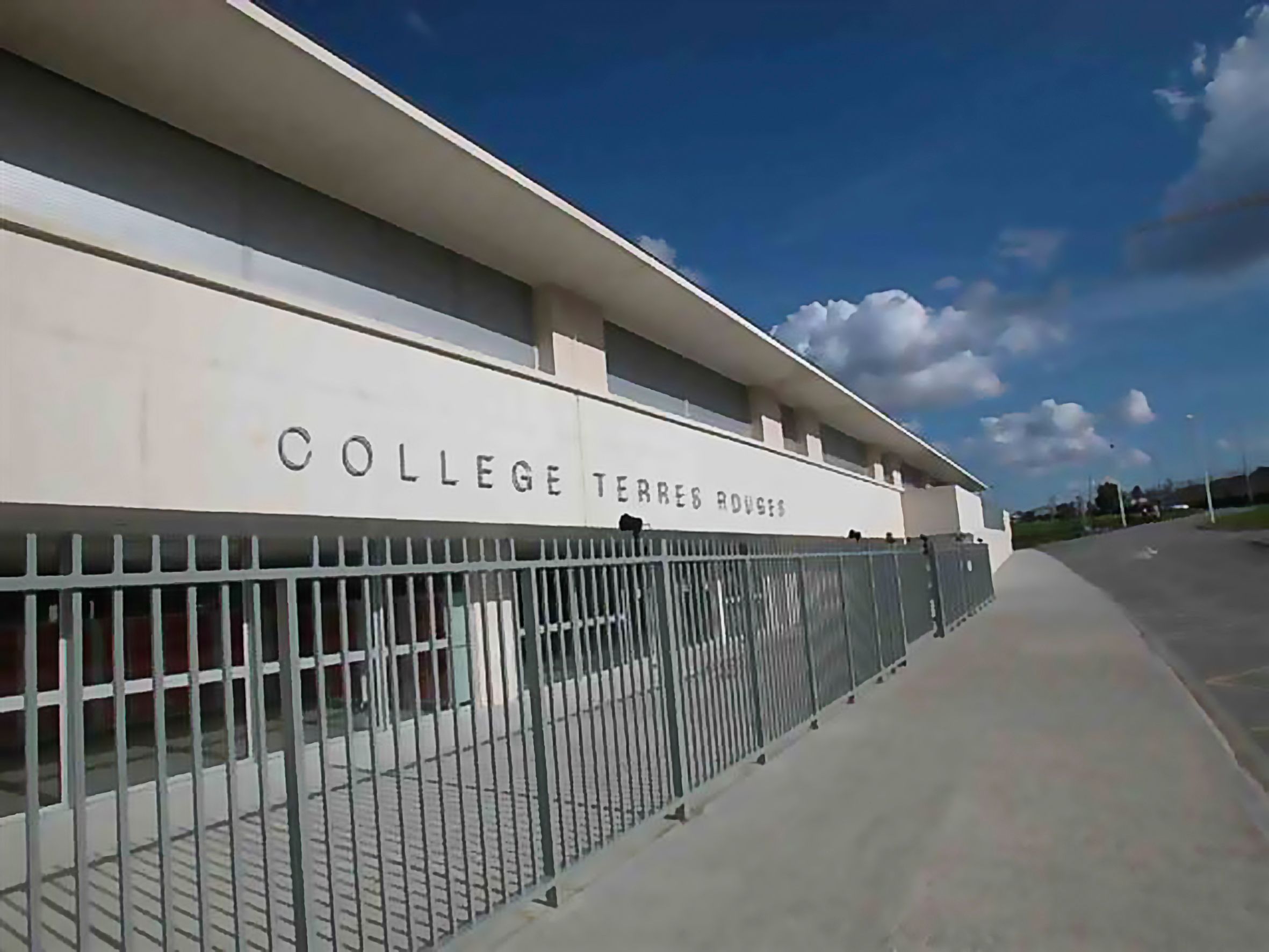 Actus - Champagne FM - Un élève sort un couteau dans un collège à Epernay