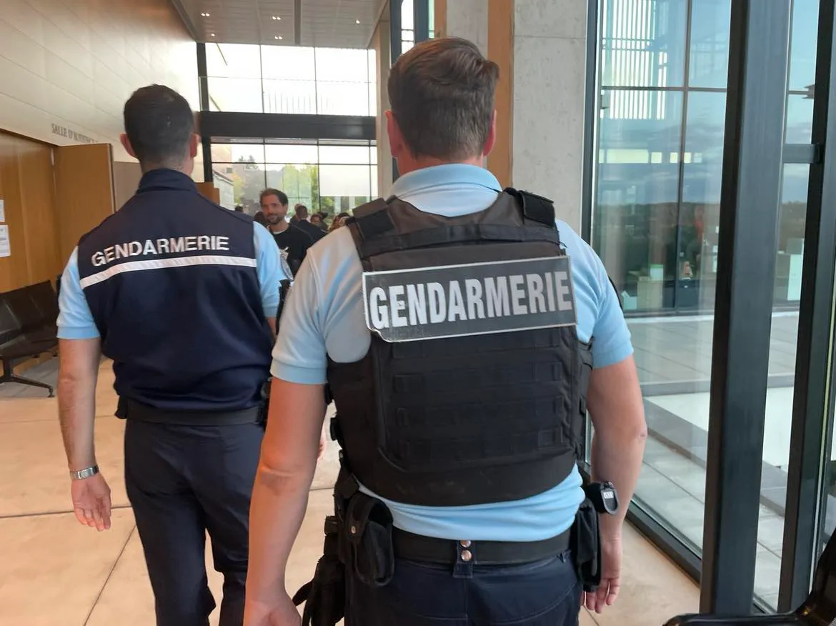 Nuit du droit 3 gendarmes.jpg (98 KB)