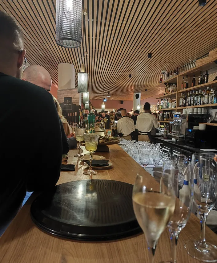 Le bar de l'hôtel Voco trône majestueusement à l'entrée