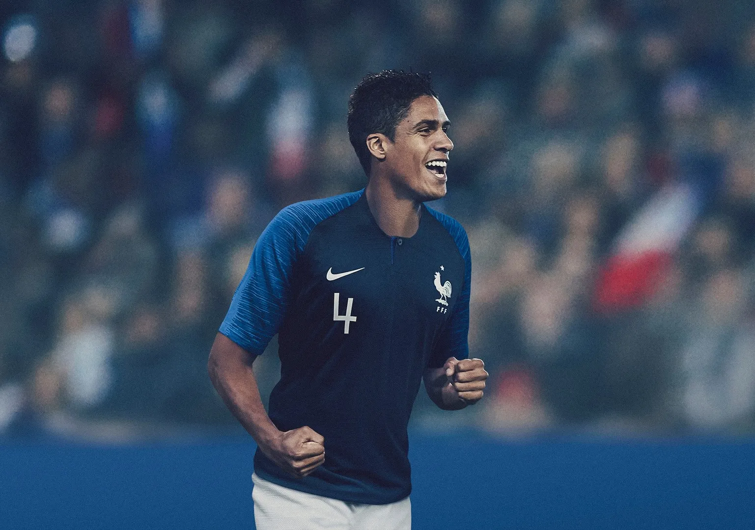 Le lillois et ancien lensois Rapha&euml;l Varane porte le nouveau maillot des Bleus.