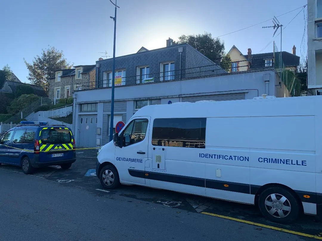 Les techniciens en identification criminelle sont intervenus en fin de matin&eacute;e.
