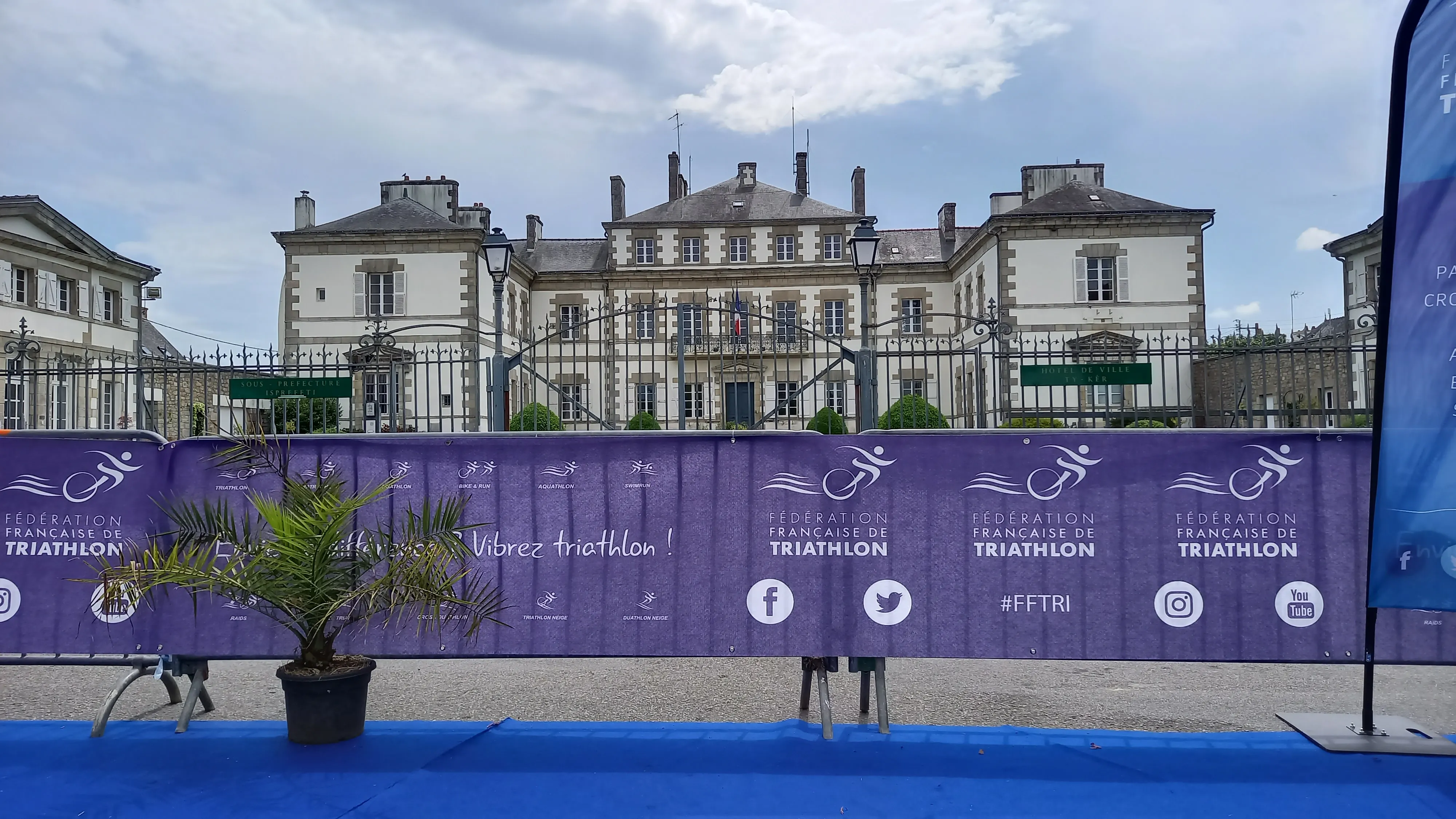 L'arriv&eacute;e est trac&eacute;e devant la mairie Cr&eacute;dit : F.BRIAND