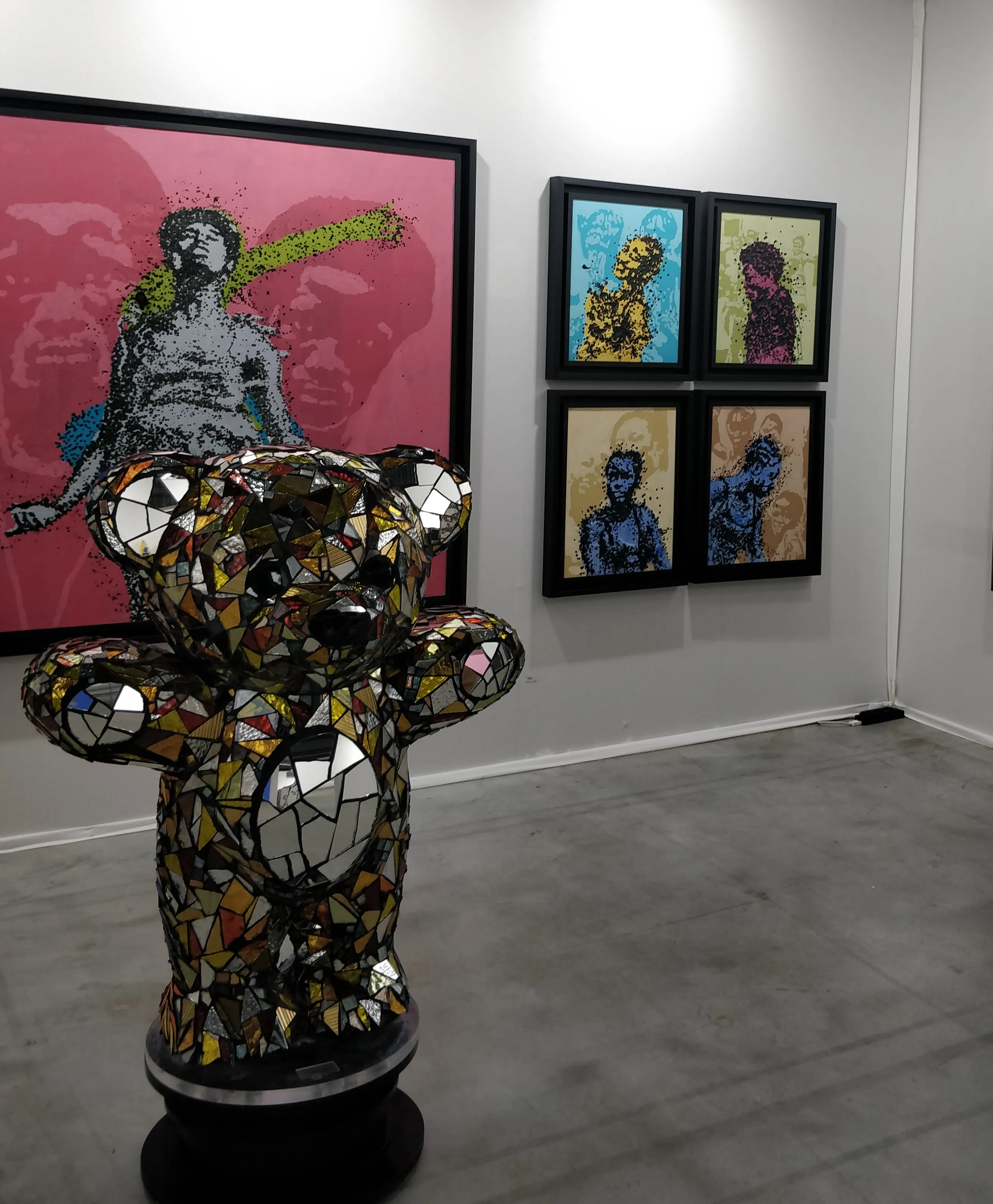 Derri&egrave;re la sculpture, les &oelig;uvres de St Etienne Yeanzi