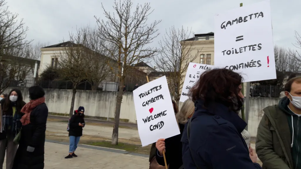 Cahors Manif Gambetta Toilettes 1
