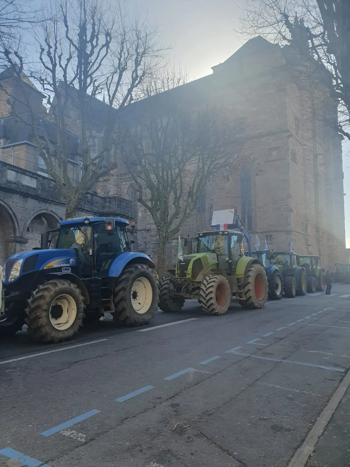 Des tracteurs devant la cathédrale de Rodez