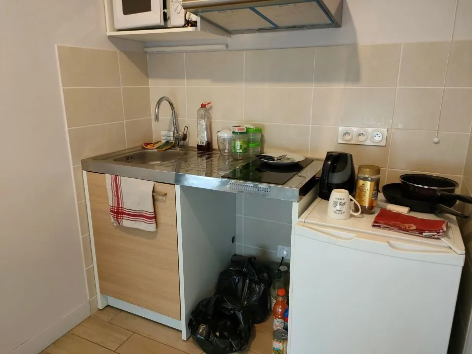 Le coin cuisine dans un appartement de la résidence accueil de Rodez (Aveyron).
