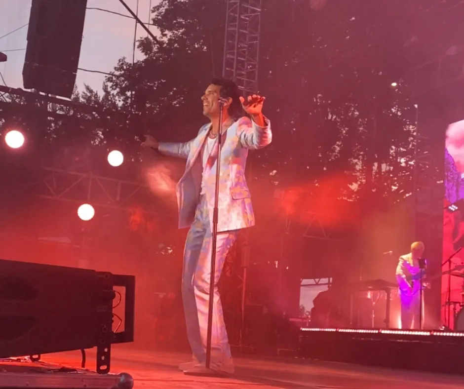 Mika enflamme la scène