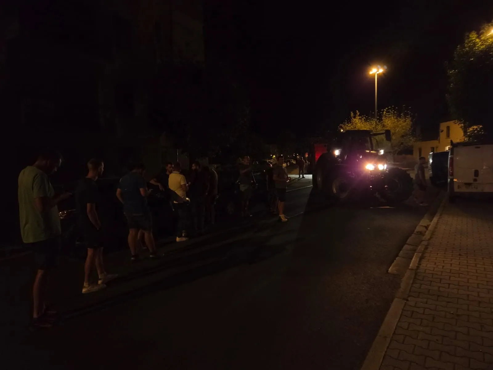 Les tracteurs et agriculteurs mobilis&eacute;s de nuit devant la pr&eacute;fecture de Loz&egrave;re