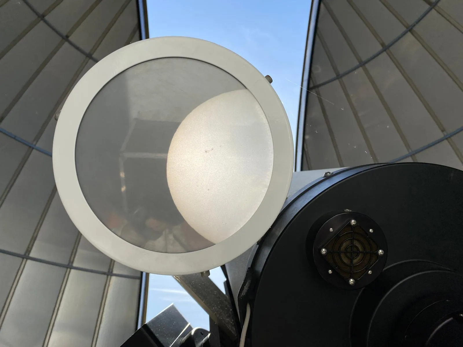 Observation du soleil depuis un t&eacute;l&eacute;scope avec filtre de la cit&eacute; de l'Espace