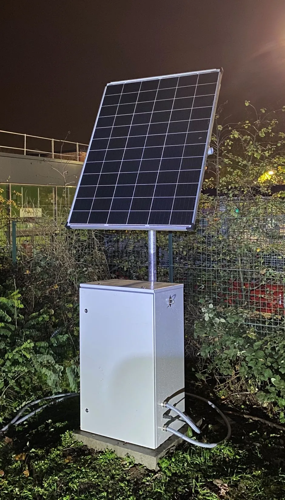 Le boitier installé en bord de voie