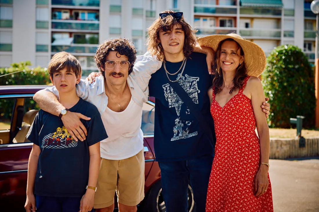 Louis Garrel et Camille Cottin incarnent les parents de deux adolescents dans les années 1980.