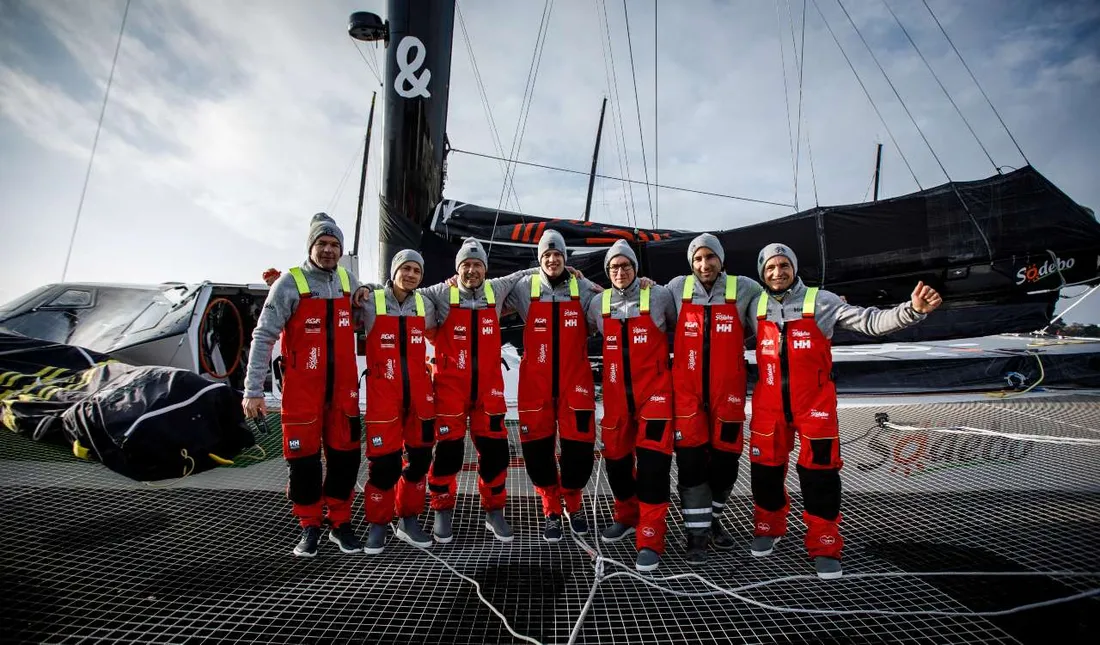 L'équipage du trimaran Sodebo Ultim 3, avant le départ à Lorient. 