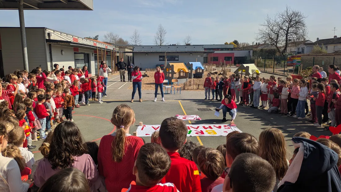 Samantha Davies, 13e du Vendée Globe, en visite à l'école du Petit-Bourg, aux Herbiers.
