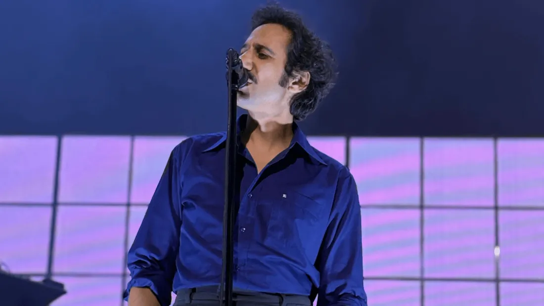 Le chanteur de Feu! Chatterton, Arthur Teboul, sur la scène du festival de Poupet.