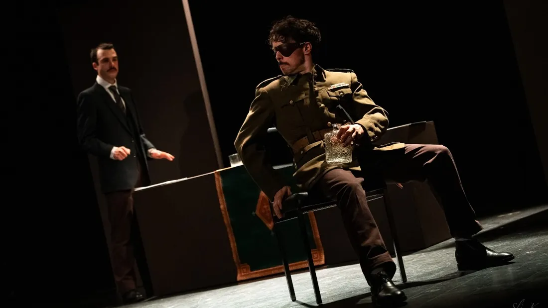 La comédie La Guerre des Emeus cartonne au théâtre 100 noms