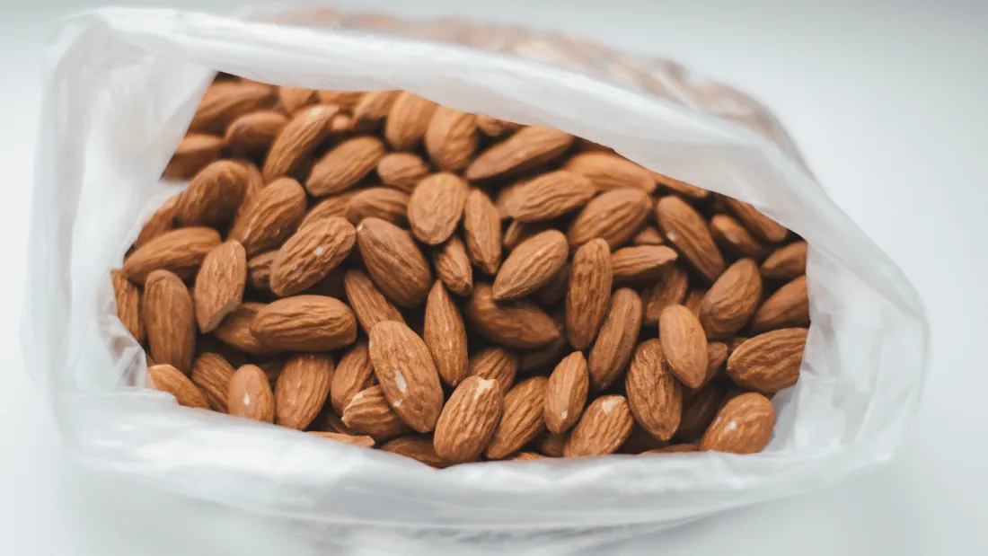 Opération de sensibilisation par les gendarmes. Distribution d'amandes pour les bons conducteurs